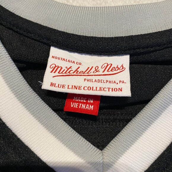 Authentic Wayne Gretzky NHL hockey Los Angeles Kings Mitchell and Ness jersey - Picture 12 of 16